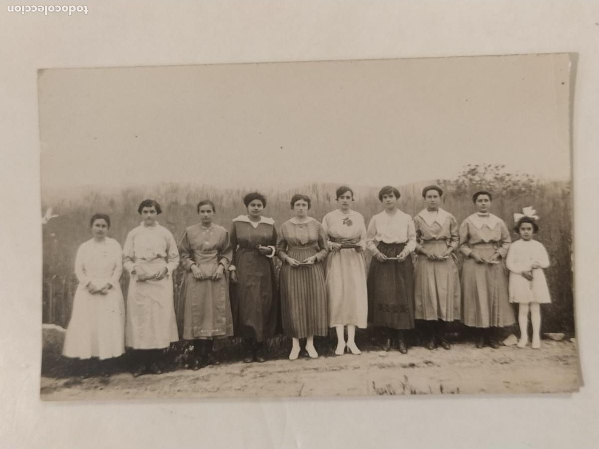 Antique Photography: MUJERES DE DIVERSAS EDADES CON VESTIDOS - FOTOGRAFICA - POSTAL ANTIGUA -(114.316)