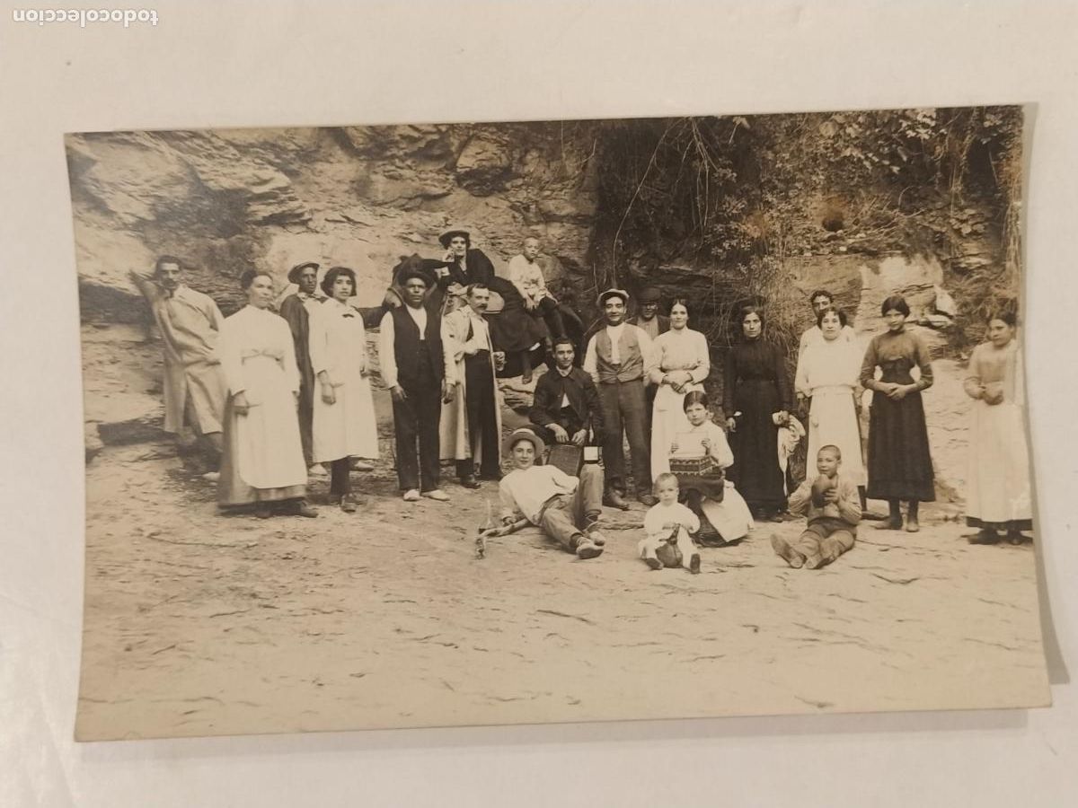 Antique Photography: HOMBRES MUJERES Y NI&Ntilde;OS CERCANIAS DE UNA FUENTE - FOTOGRAFICA - POSTAL ANTIGUA -(114.318)