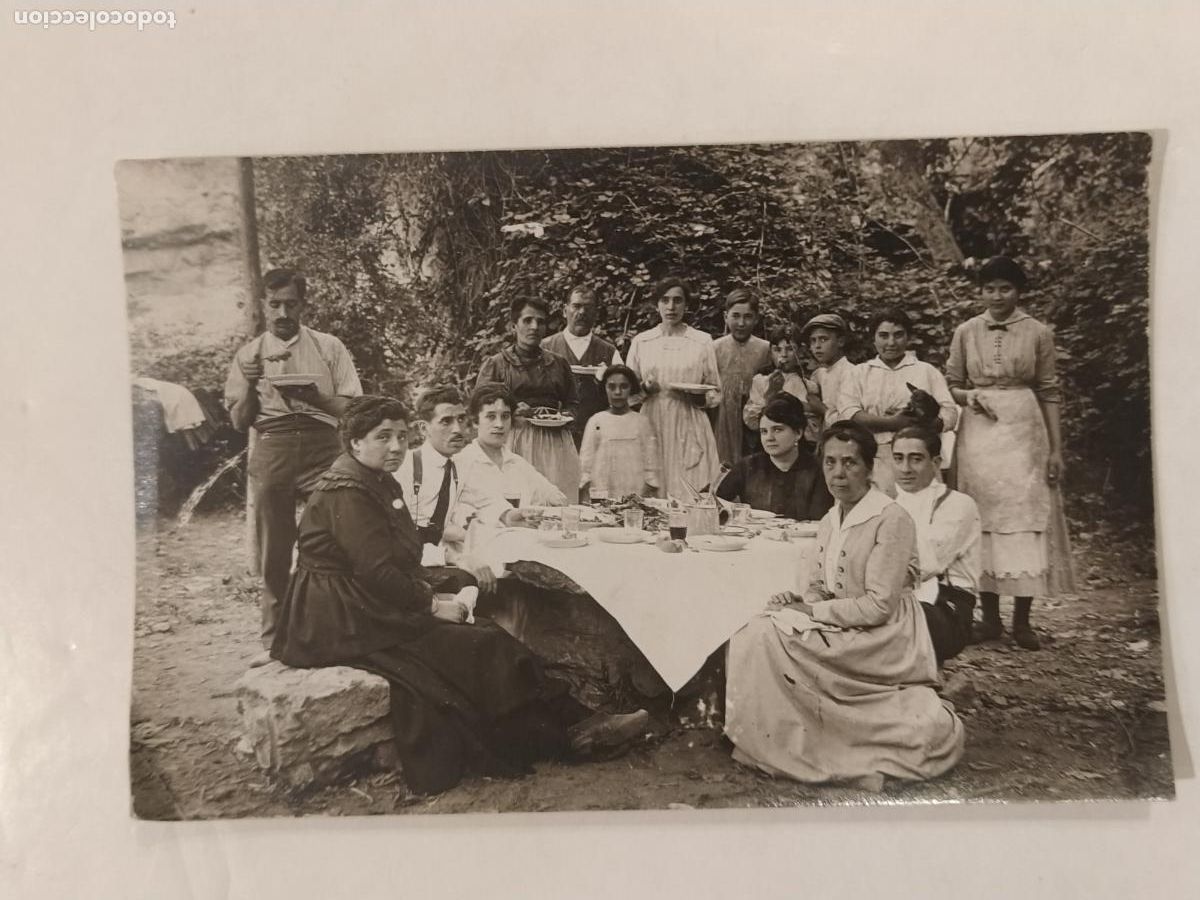 Antique Photography: HOMBRES MUJERES Y NI&Ntilde;OS COMIENDO - FOTOGRAFICA - POSTAL ANTIGUA -(114.319)
