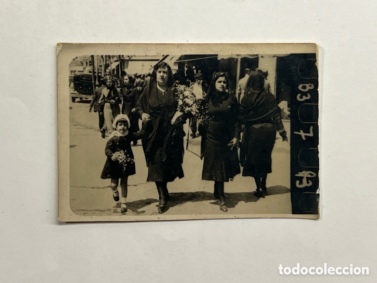 Antique Photography: MINUTEROS VALENCIA.. Con flores al Cementerio. Un 1 de Noviembre de Todos Los Santos (h.1930?)