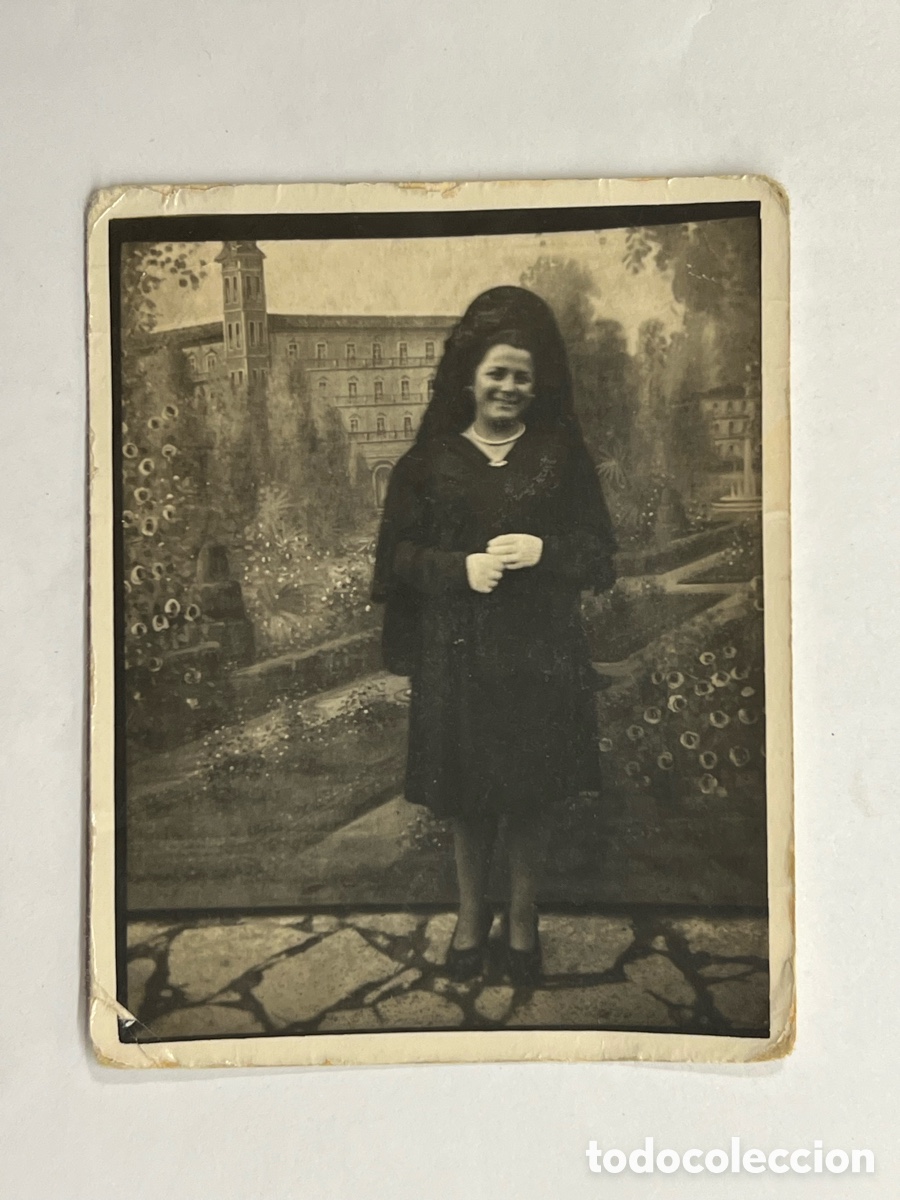 Alte Fotografie: MINUTEROS.. Fotograf&iacute;a una sonriente Clavariesa.. frente al decorado de feria.. (h.1945?)