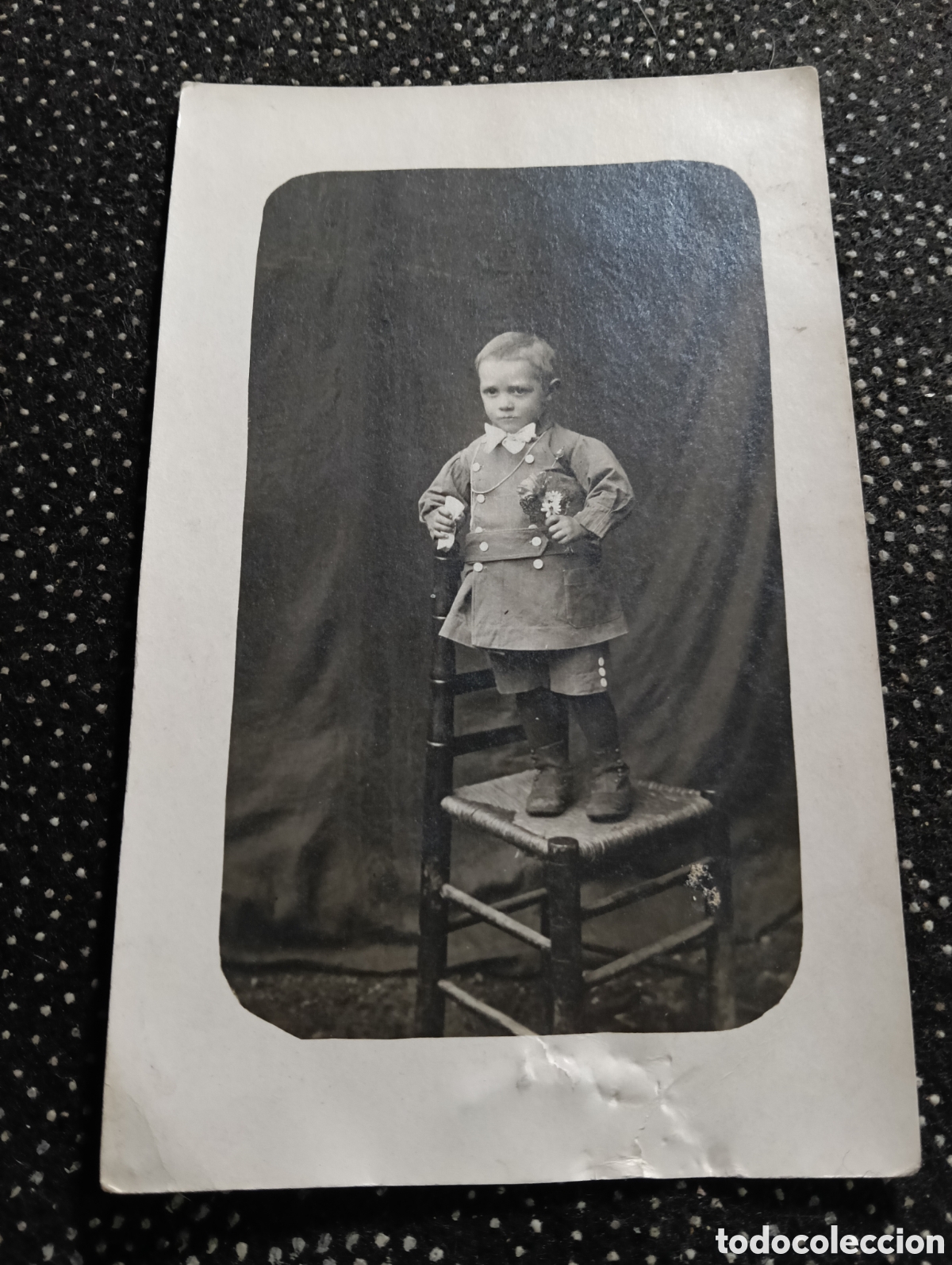 Alte Fotografie: Fotograf&iacute;a tama&ntilde;o postal de un ni&ntilde;o en una silla de los a&ntilde;os 20