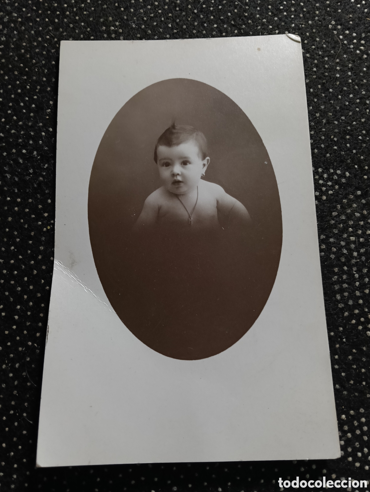 Alte Fotografie: Fotograf&iacute;a tama&ntilde;o postal de un reci&eacute;n nacido de los a&ntilde;os 30, algo doblada