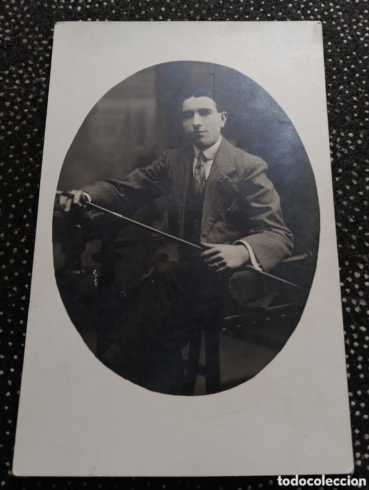 Alte Fotografie: Fotograf&iacute;a tama&ntilde;o postal de un se&ntilde;or sentado en los a&ntilde;os 20, buen estado