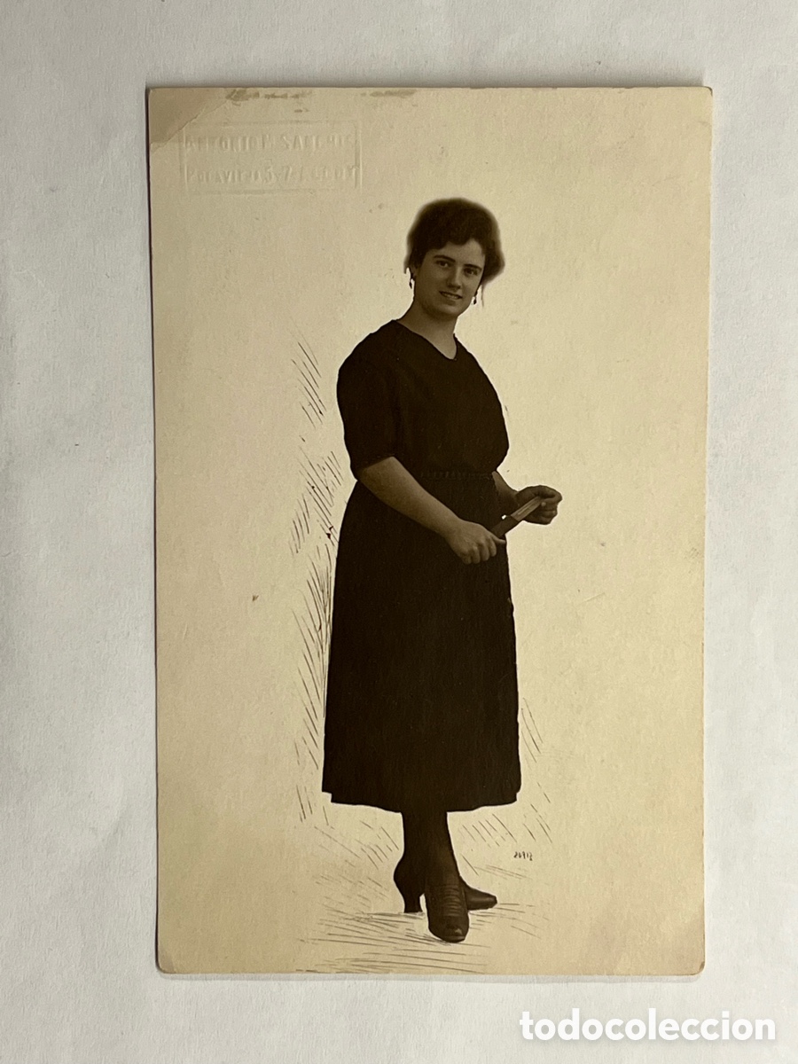 Fotografia antiga: ALCOY.., A. M. Sanchis, fot&oacute;grafo .. Mujer de Negro. Silueta recortada&hellip; (h.1910?)