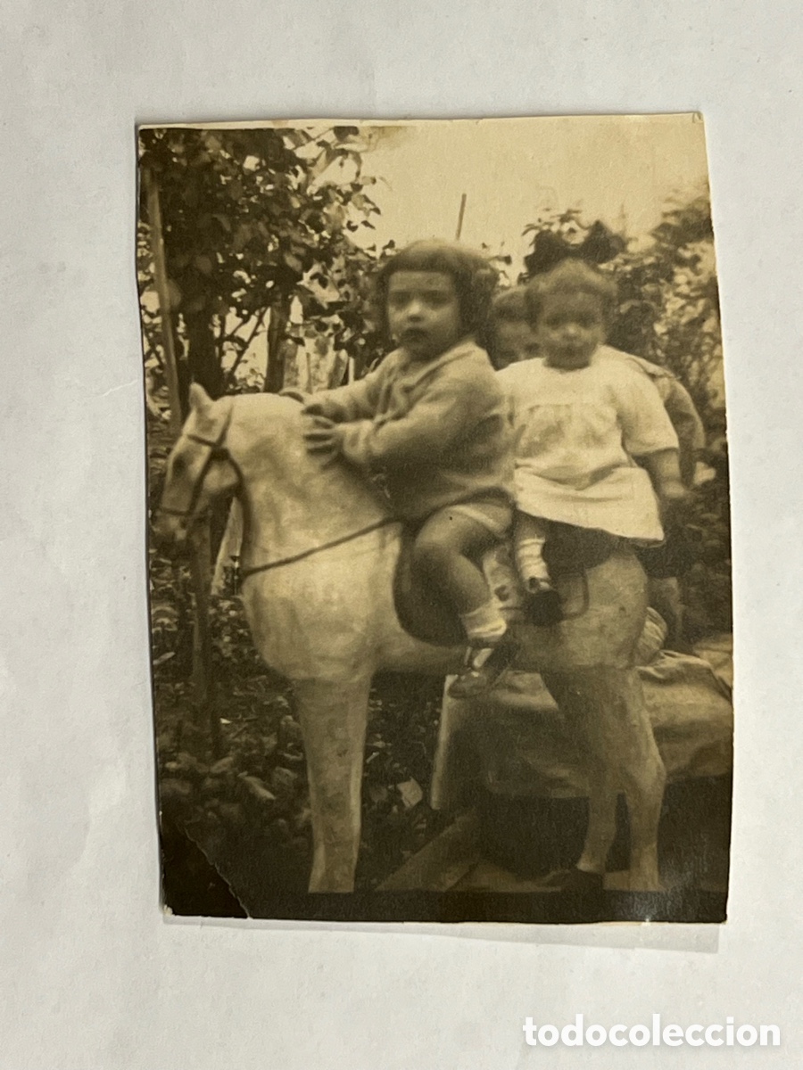 Fotograf&iacute;a antigua: MINUTEROS.. Ni&ntilde;os sobre gran caballo de cart&oacute;n.. bajo la atenta mirada de una madre.. (h.1930?)