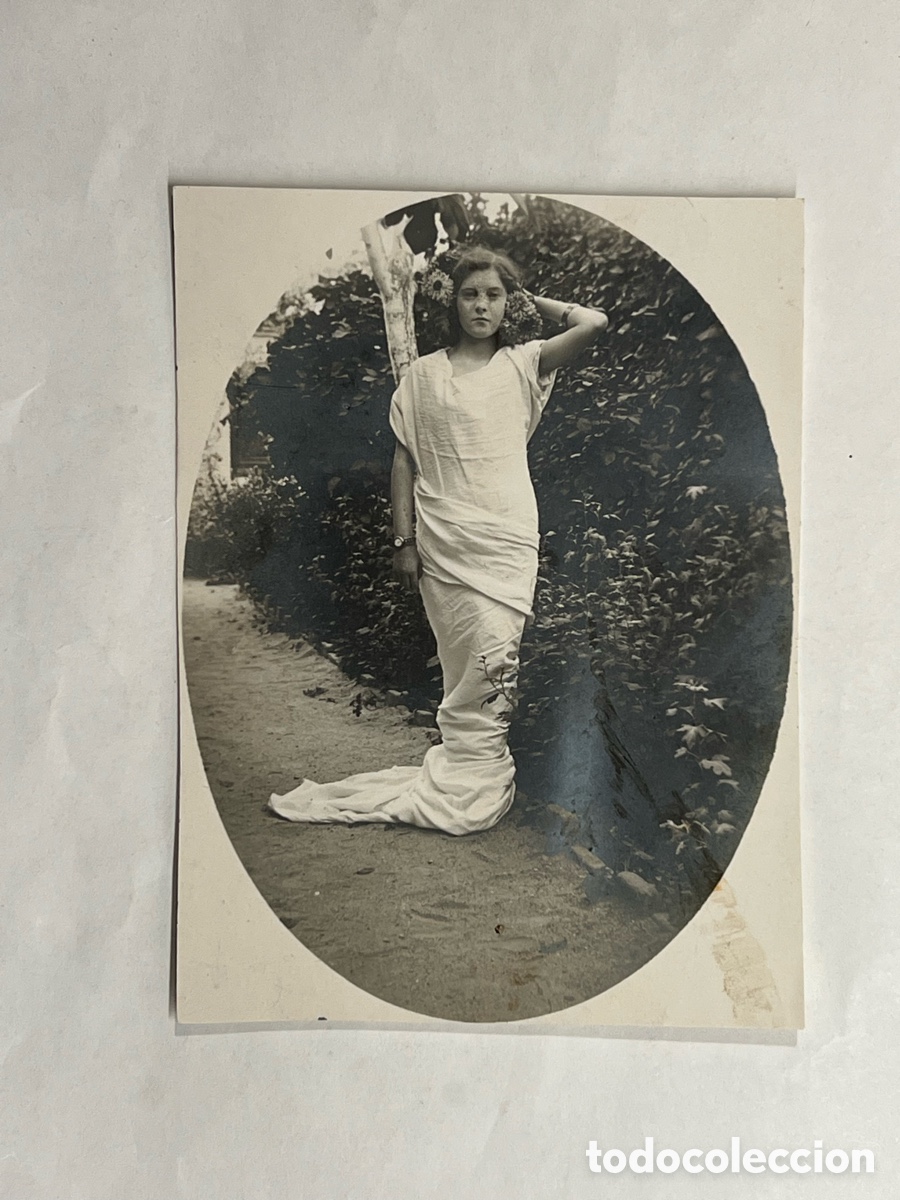 Fotografia antiga: FOTOGRAF&Iacute;A.. Ni&ntilde;a adolescente.., Vestida de blanco cual Sirena del Estanque (h.1920?)