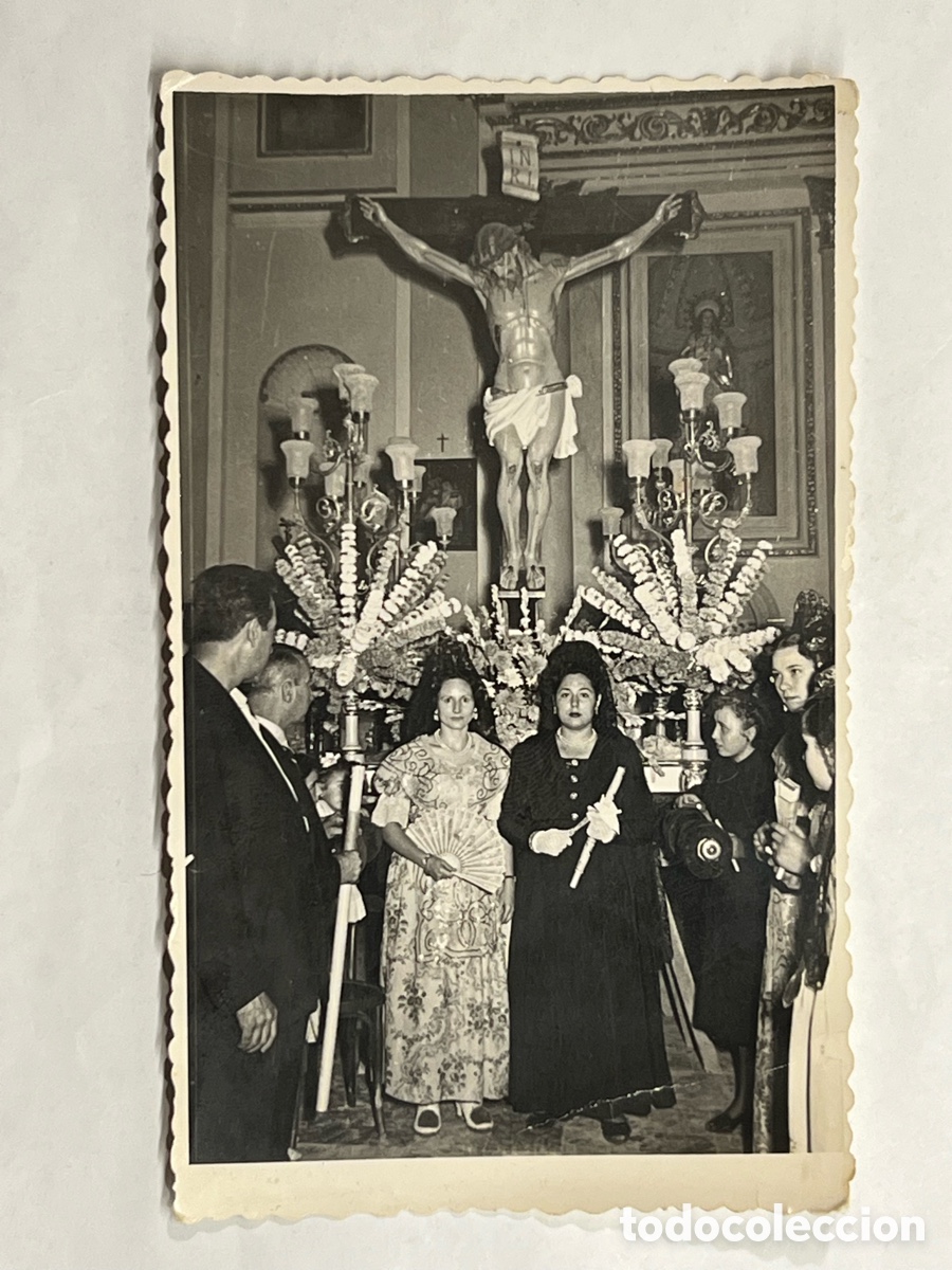 Fotografia antica: MANISES Valencia. Imagen del Sant&iacute;simo Cristo de las Misericordias. Fallera y Clavariesa.. (h.1950?)