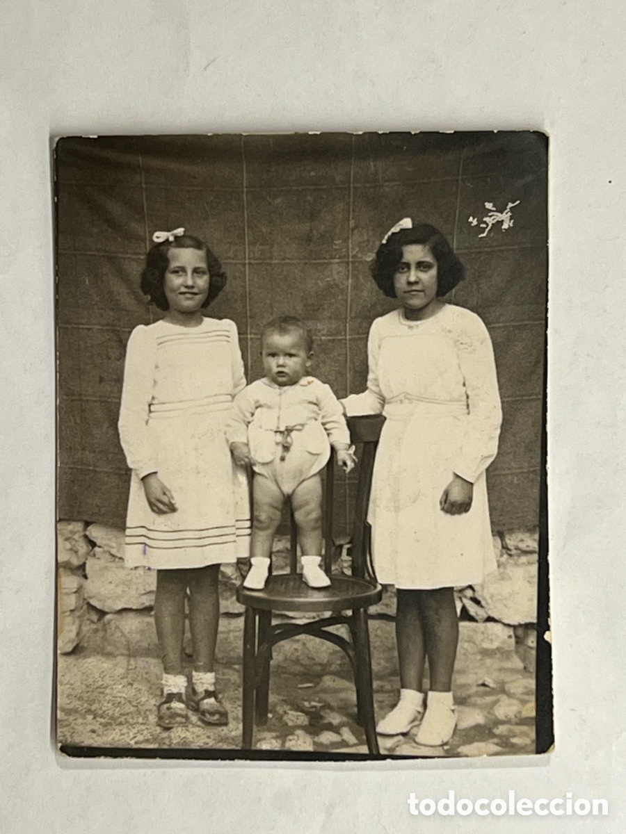 Fotografia antica: MINUTEROS.. Villanueva de Alcolea, Castell&oacute;n.. Tres hermanos en dia de fiesta. Abril de 1944