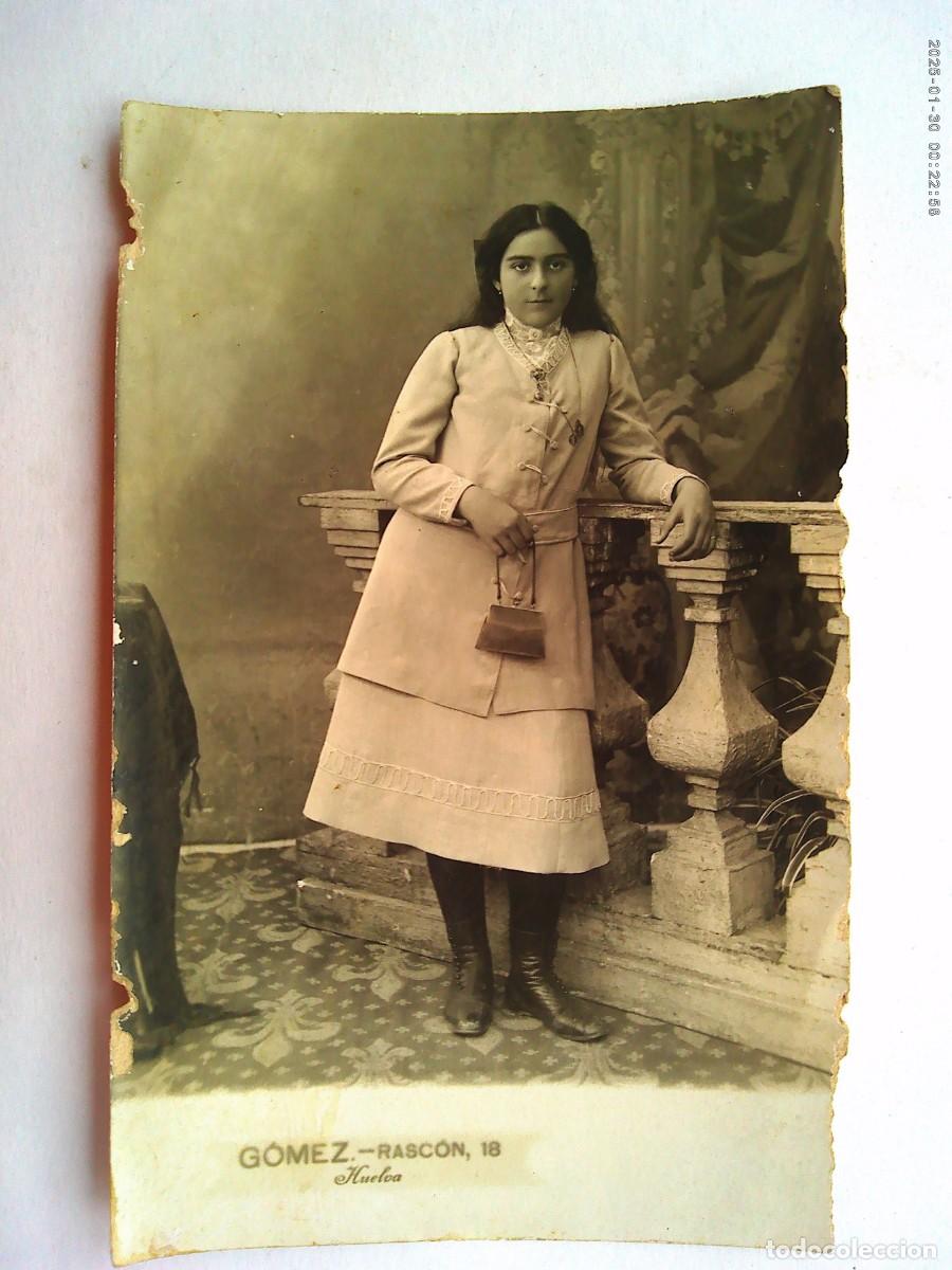 Alte Fotografie: PRECIOSA FOTO DE ESTUDIO DE CHICA CON BOLSITO, PP. SIGLO. DE GOMEZ, HUELVA ( CON DIRECCION FOTOGRAFO