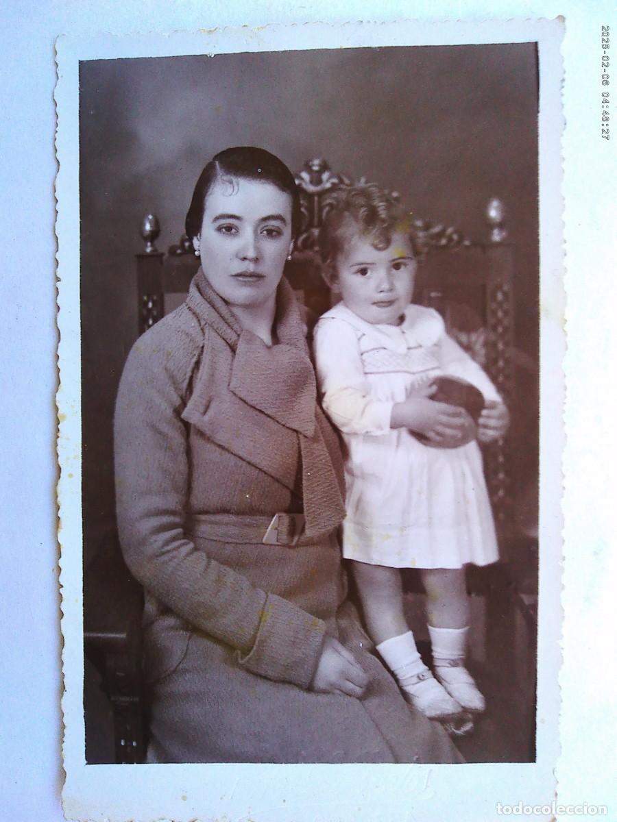 Fotograf&iacute;a antigua: PRECIOSA FOTO DE ESTUDIO DE JOVEN MADRE Y NA&Ntilde;A CON PELOTA . DE J. MARTOS , CORDOBA - CARMONA