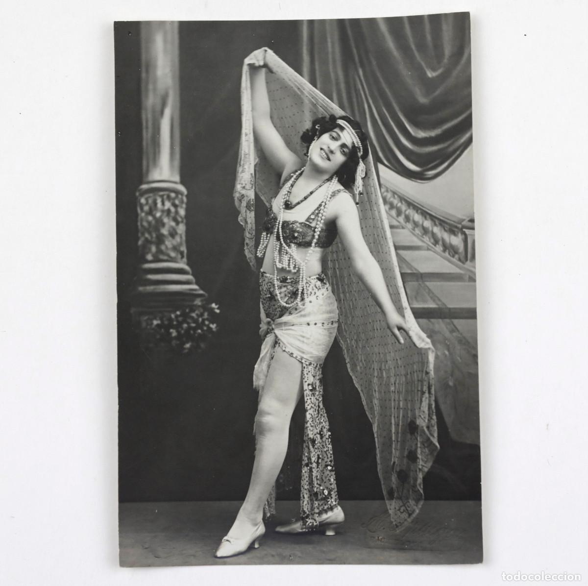 Fotografia antiga: Artista o vedete por identificar, 1910s. Foto: Antoni Esplugas. Barcelona. Sello seco del fot&oacute;grafo.