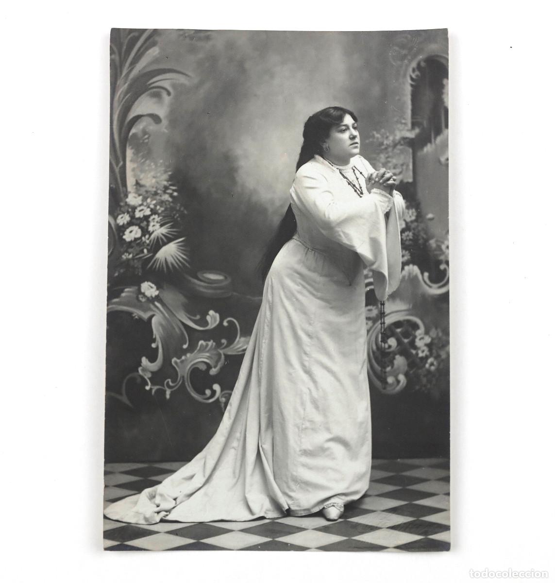 Photographie ancienne: Matilde Le&oacute;n, 1910s. Foto: Antoni Esplugas. Barcelona. Sello seco del fot&oacute;grafo.