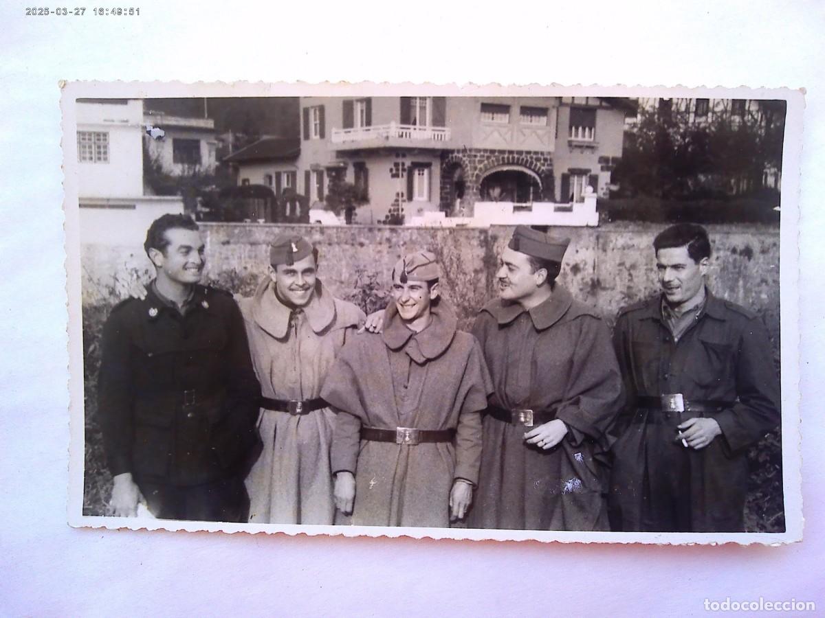 Fotografia antica: POST GUERRA CIVIL : FOTO DE MILITARES DE DISTINTOS CUERPOS, CON ABRIGO Y GORRILLO. SAN SEBASTIAN