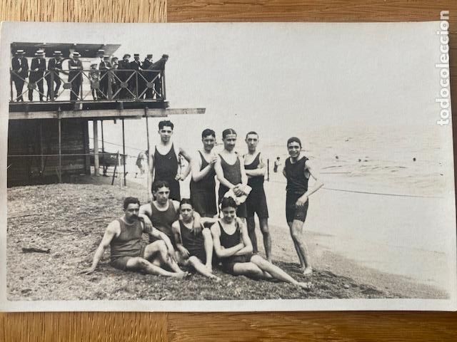 Fotograf&iacute;a antigua: Foto de grupo de ba&ntilde;istas en playa. Sin identificar
