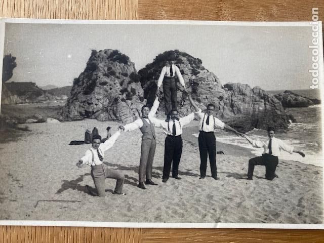 Fotograf&iacute;a antigua: Foto de grupo en playa. Costa Brava?