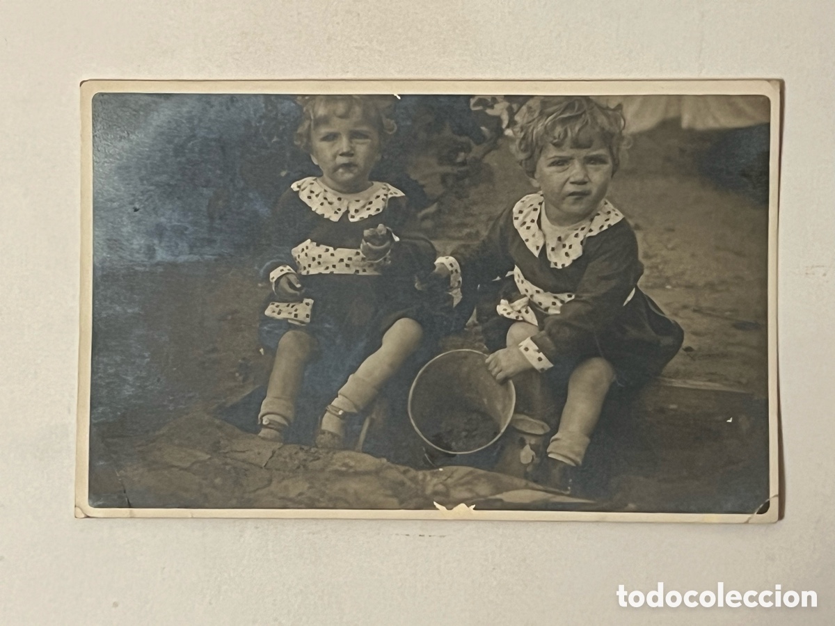 Antique Photography: NI&Ntilde;OS. Fotograf&iacute;a Graciosos Gemelos jugando con cubo&hellip; Europa.. (h.1920?)