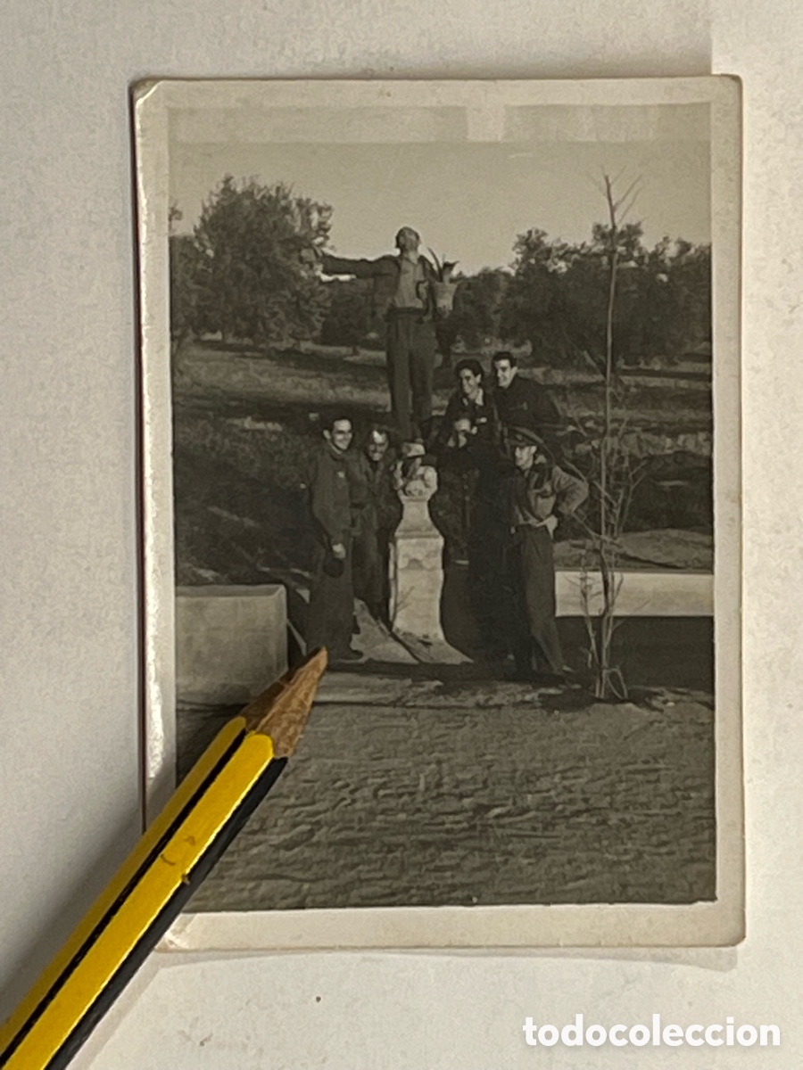 Fotograf&iacute;a antigua: DIVISION AZUL, el amigo Maso y divisi&oacute;narios en alg&uacute;n lugar de Madrid antes de viajar al frente..