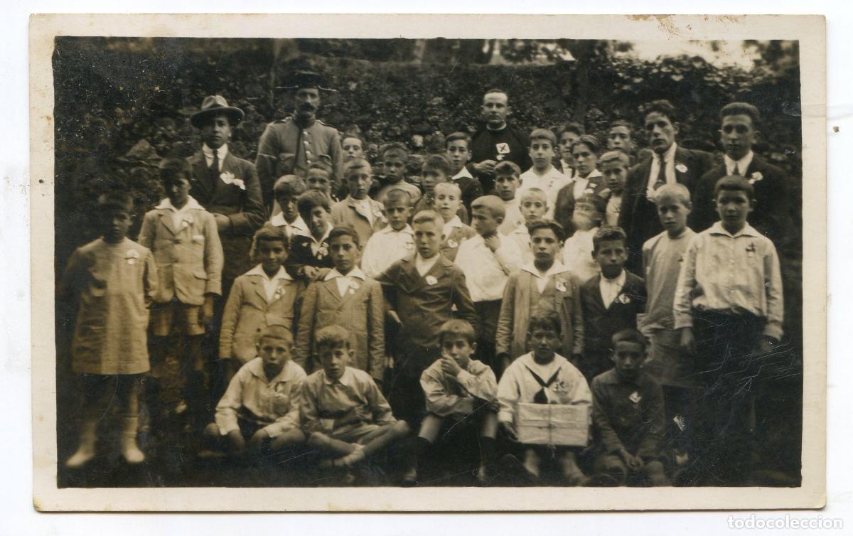 Antique Photography: Grupo de ni&ntilde;os, con Guardia Civil, sacerdote y tres adultos, escuela? quiz&aacute;s Cantabria, fotopostal