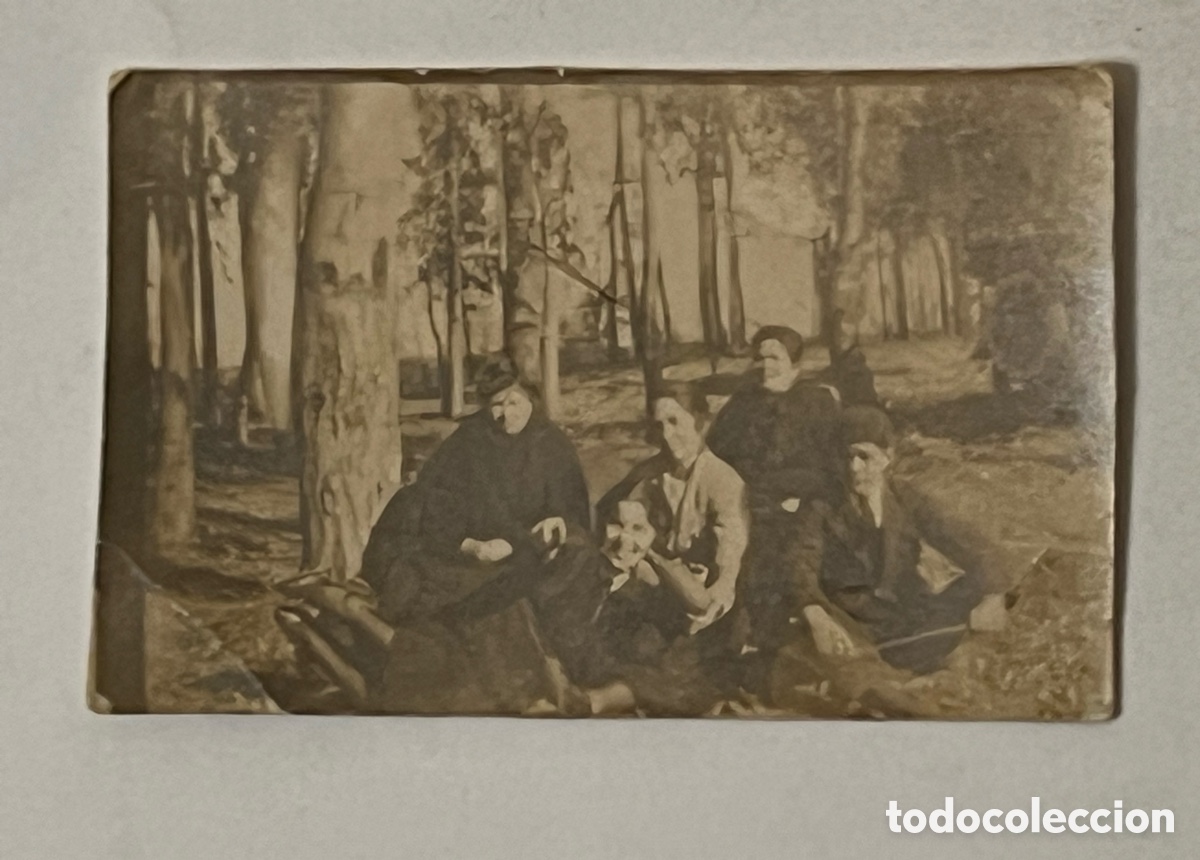 Antique Photography: VALENCIA. Minuteros.. Una tarde en el campo. Grupo familiar.. (h.1920?) Med&iacute;das: 4 x 6,5 cm