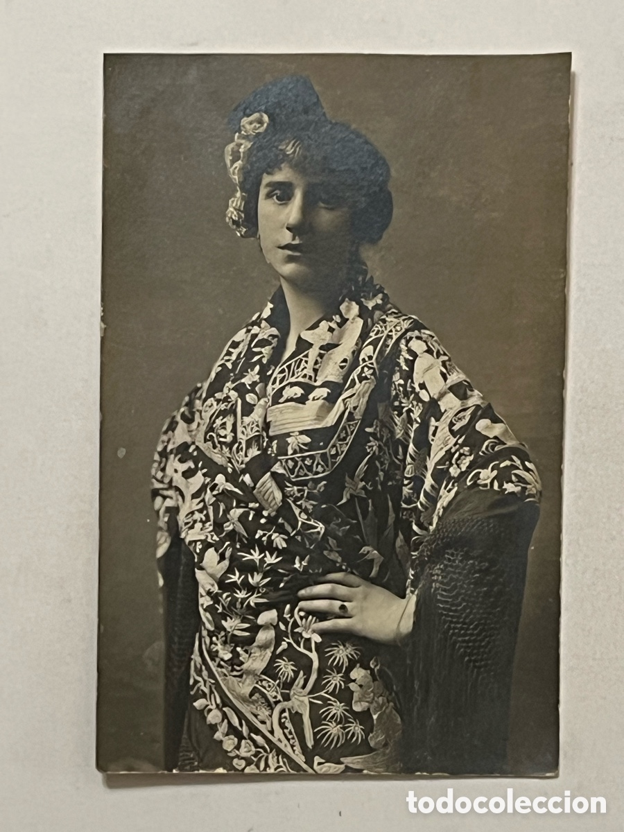 Fotograf&iacute;a antigua: MUJER A LA ESPA&Ntilde;OLA.. Una joven Mar&iacute;a Pilar con Mant&oacute;n de Manila.. (h.1930?) Med&iacute;das: 14 x 9 cm