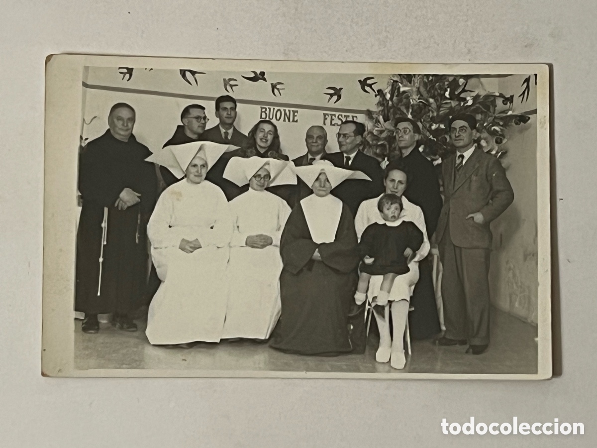 Fotograf&iacute;a antigua: MONJAS ITALIANAS, con un grupo de frailes y familiares deseando BUONE FESTE (h.1950?)