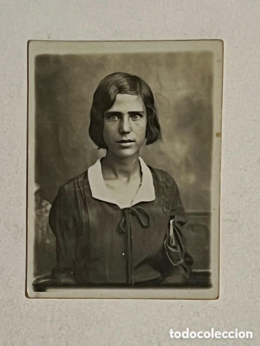 Fotograf&iacute;a antigua: FOTOMATON. Ni&ntilde;a adolescente de mirada triste &hellip; Verano de 1932, Medidas: 3,2 x 4,2 cm