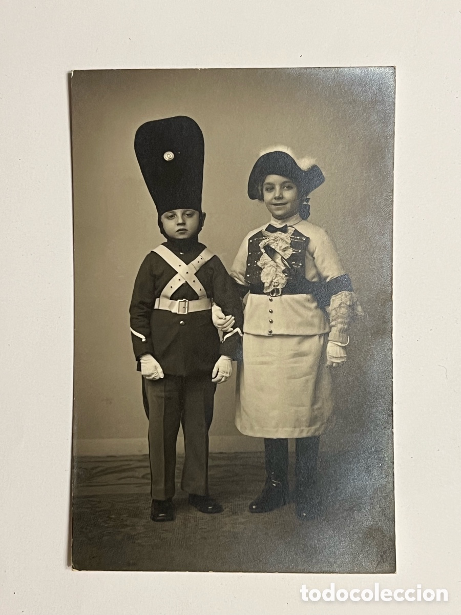 Fotograf&iacute;a antigua: NI&Ntilde;OS.. Fotograf&iacute;a los hermanos Ulizarna vestidos como verdaderos soldados ingleses (h.1930?)