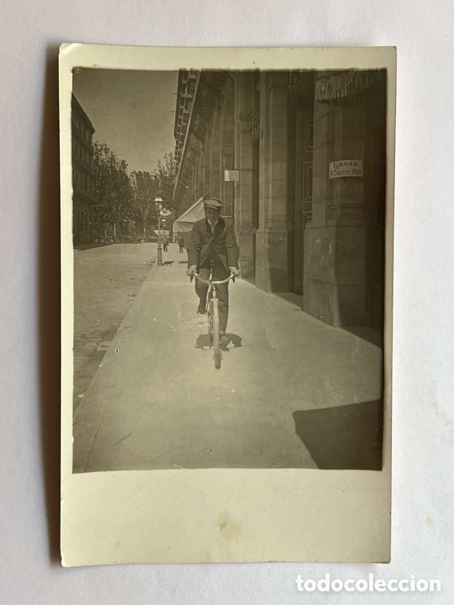 Fotograf&iacute;a antigua: BARCELONA. Paseo en Bicicleta a la izquierda comercio de Lanas M. Coderch e hijos (h.1920?)