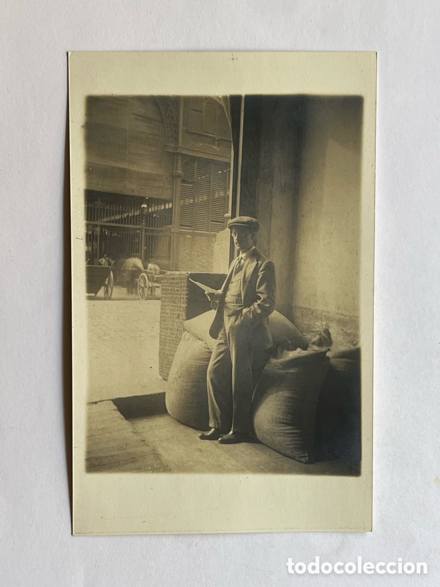 Fotograf&iacute;a antigua: LA BARCELONA Decimon&oacute;nica.. Se&ntilde;or en Almac&eacute;n.. Zona Portuaria o Mercado de Abastos.. (h.1900?)
