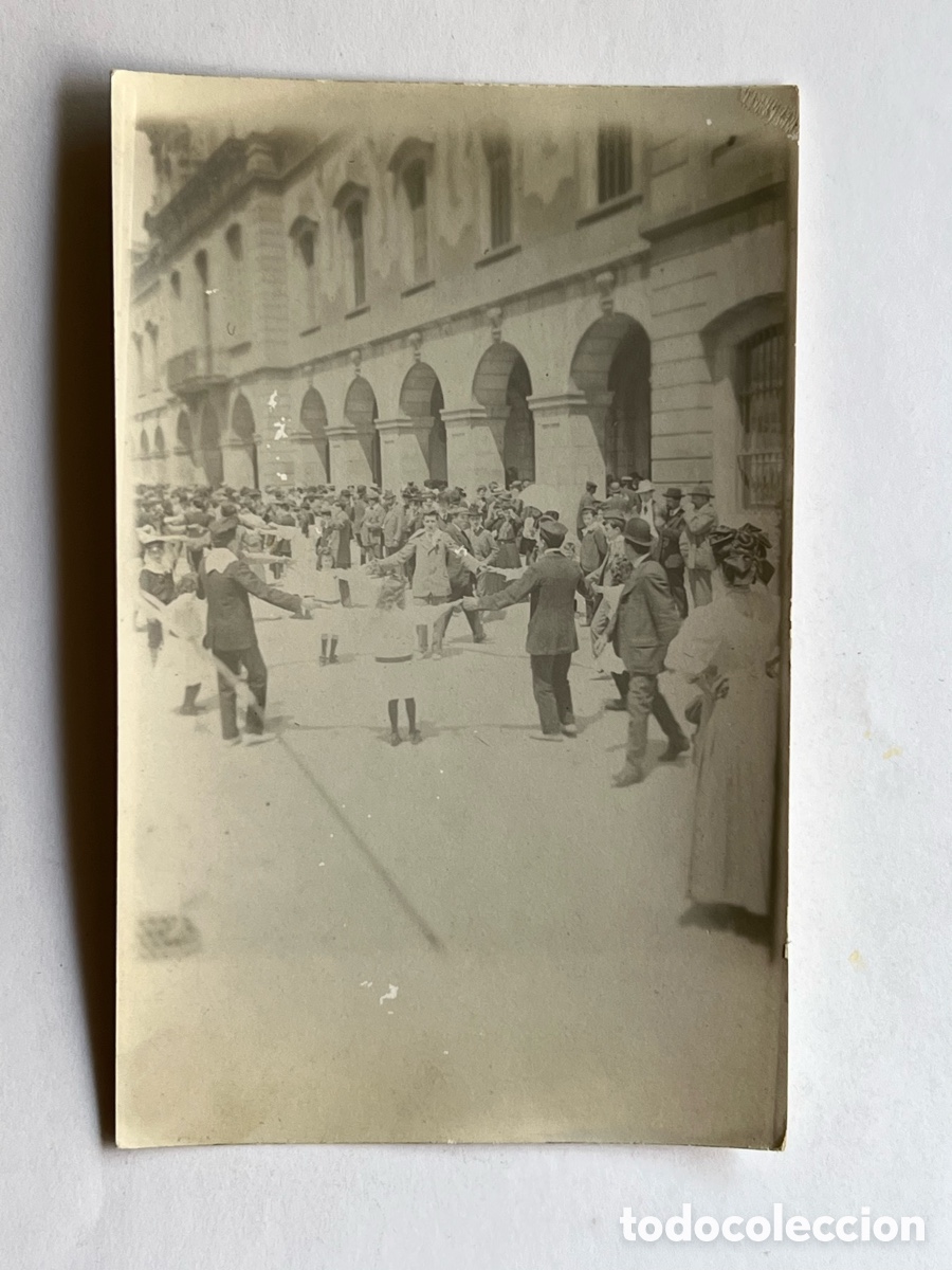 Fotograf&iacute;a antigua: BARCELONA. Ball de Sardanes.. per les festes de la Merce..? Placa de Sant Jaume ? (h.1900?)