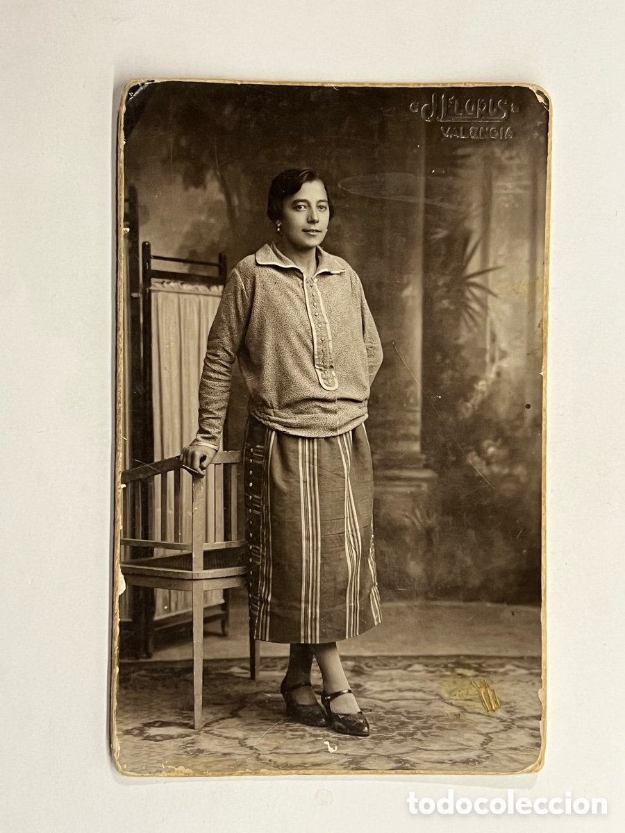 Fotograf&iacute;a antigua: LA JOVEN CONSUELO.. en el estudio del fot&oacute;grafo J. Llopis. Valencia Calle de las Barcas (h.1910?)