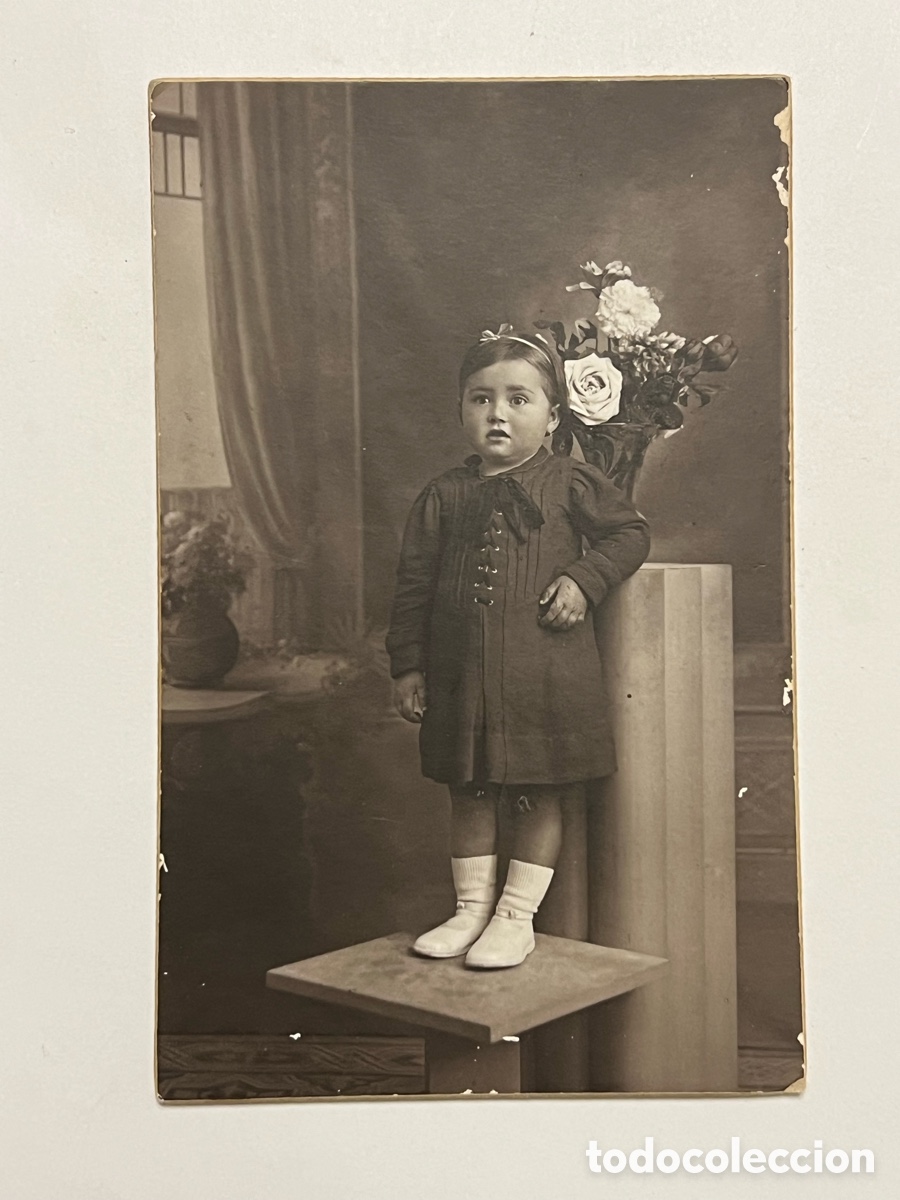 Fotograf&iacute;a antigua: CARLET, Valencia. Retratos Gonzalo.. La Ni&ntilde;a De la Rosa Blanca.. (h.1920?) Med&iacute;das: 14 x 9 cm