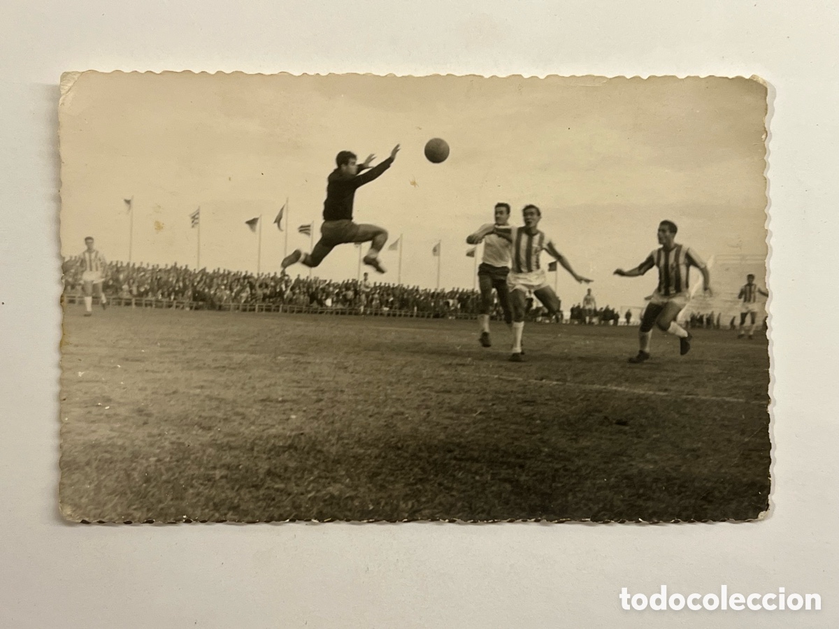 Fotograf&iacute;a antigua: CEUTA. Fotograf&iacute;a Hnos. Bernal.. F&Uacute;TBOL&hellip; paradon del portero del equipo local (h.1960?)
