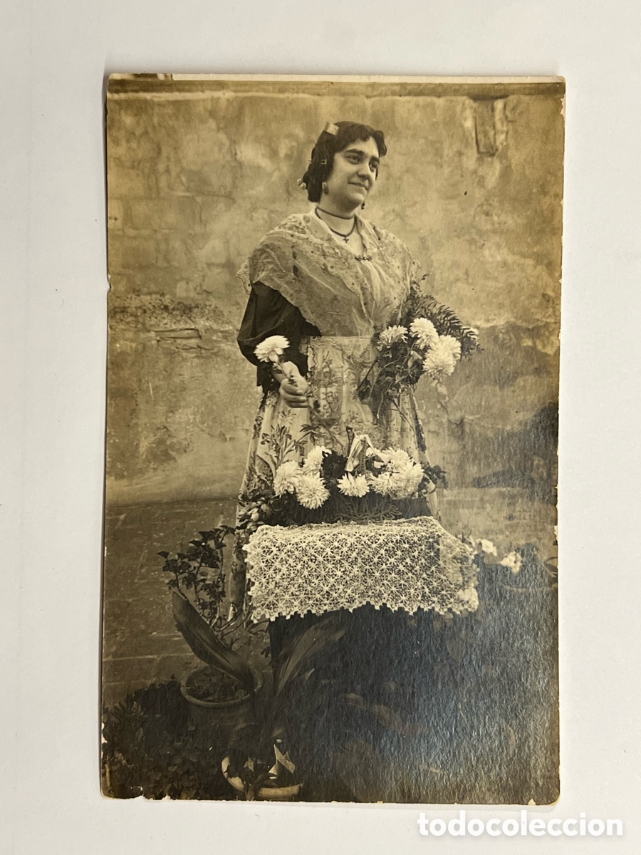Fotograf&iacute;a antigua: FALLERA, Valencia.. Fotograf&iacute;a Hermosa fallera con centro de flores (h.1900?) Med&iacute;das: 14 x 9 cm.