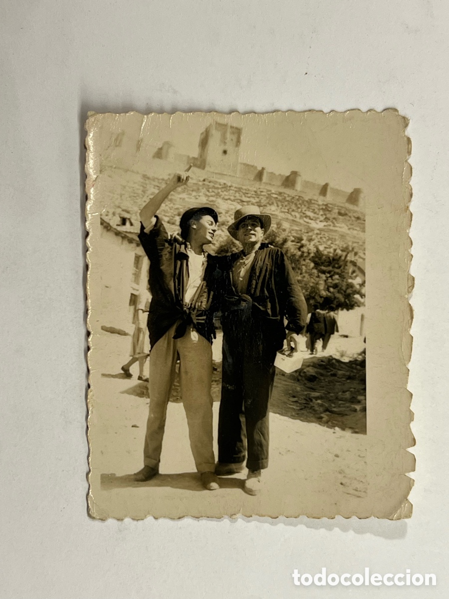 Fotograf&iacute;a antigua: PE&Ntilde;AFIEL (Valladolid) Fotograf&iacute;a amigos en d&iacute;as de Fiesta a las faldas del Castillo (h.1950?)