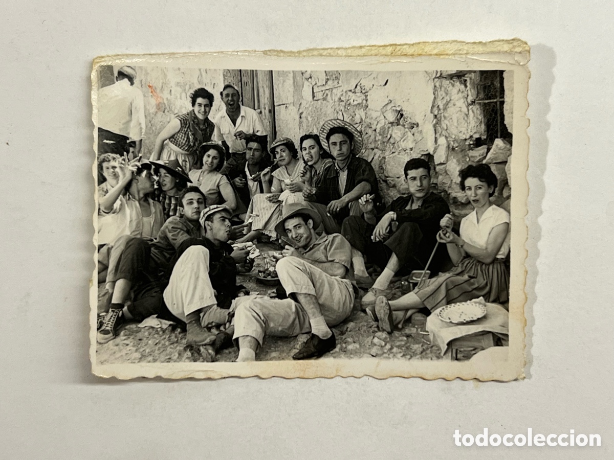 Fotograf&iacute;a antigua: PE&Ntilde;AFIEL, La Pandilla de Las Blusas y sus Muchachas yantando al pie de los cubos.. (h.1950?)