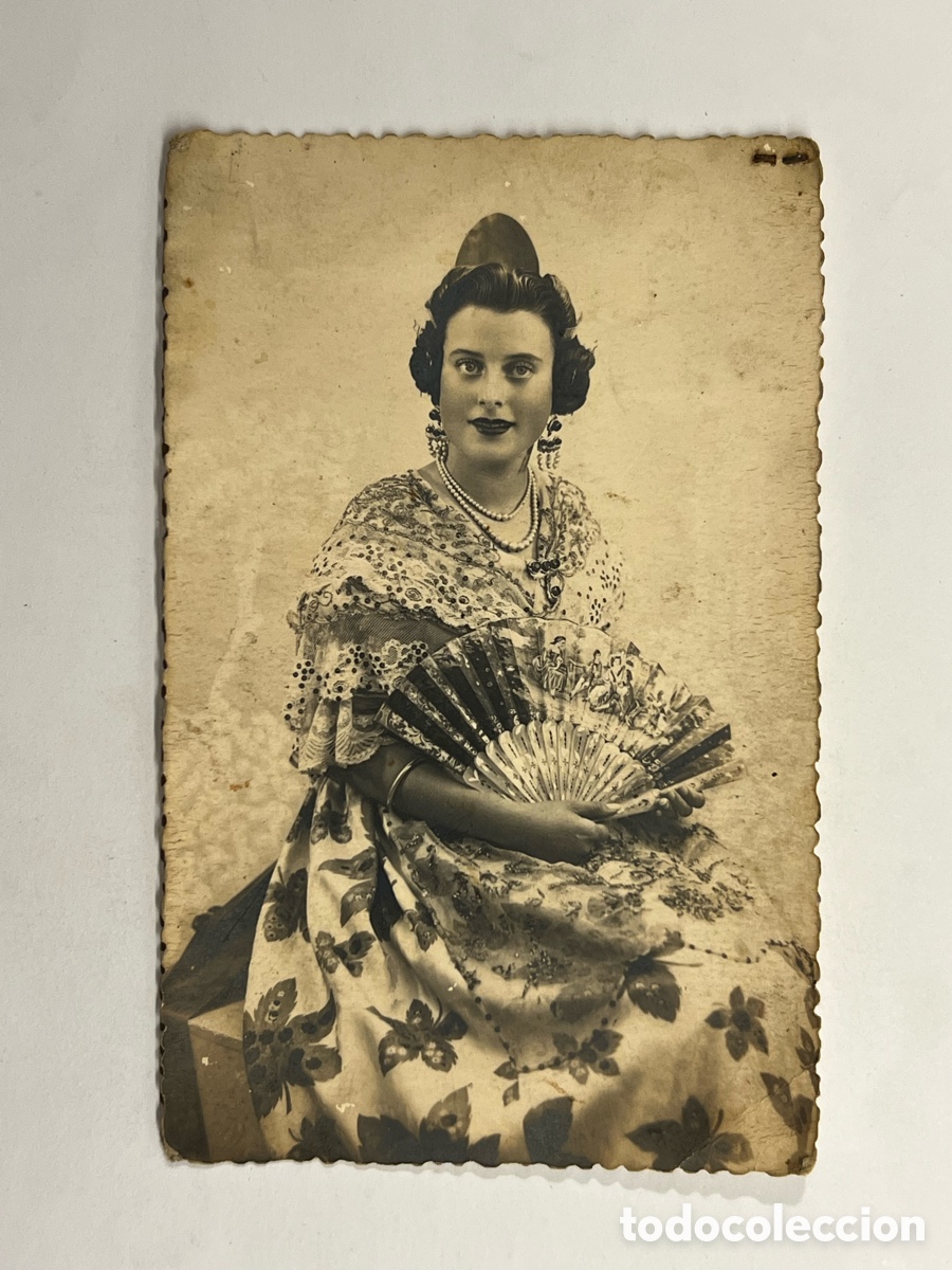 Fotograf&iacute;a antigua: FALLERAS. Amparin con abanico vestida de Fallera. Indumentaria antigua de Postguerra.. (h.1945?)