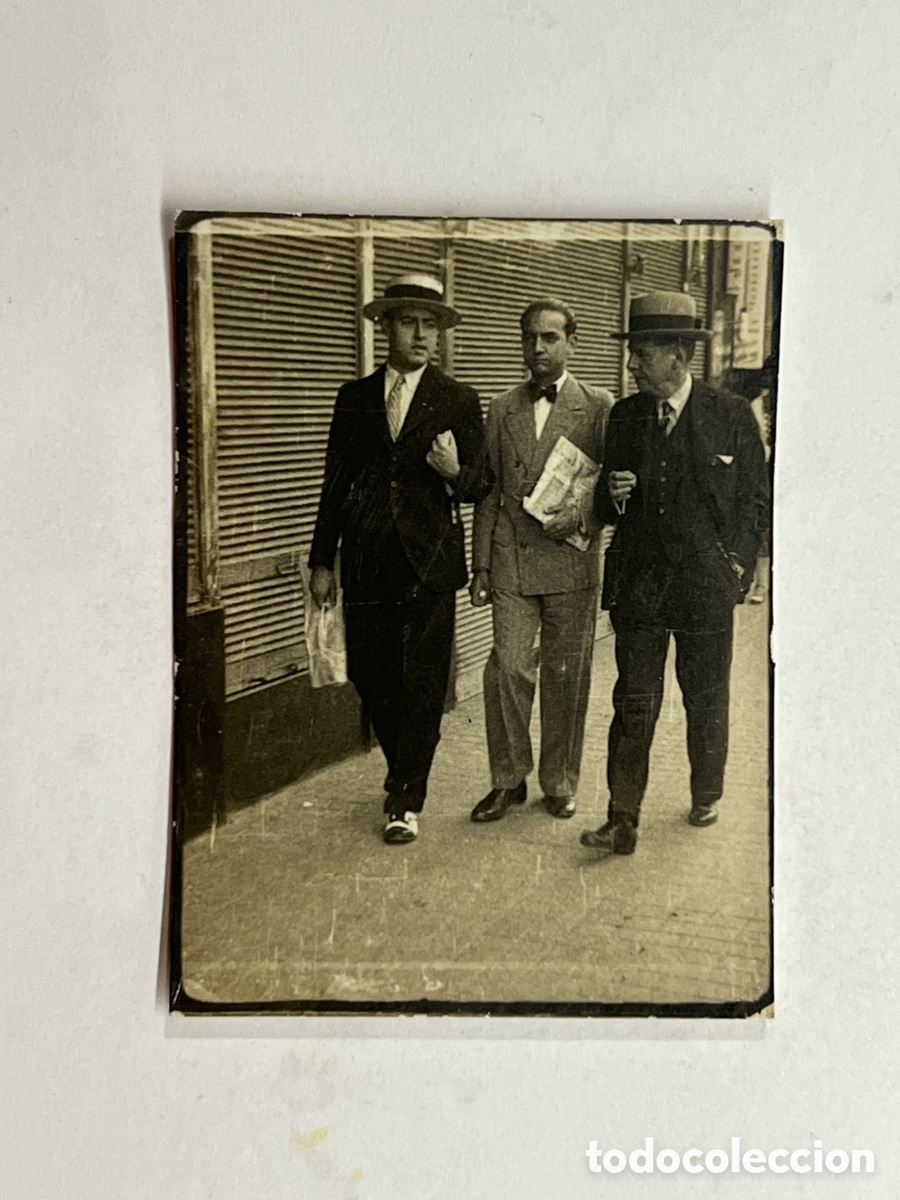 Fotograf&iacute;a antigua: VALENCIA MINUTEROS&hellip; Tres Se&ntilde;ores paseando por el Mercado de Ruzafa&hellip; (h.1930?)
