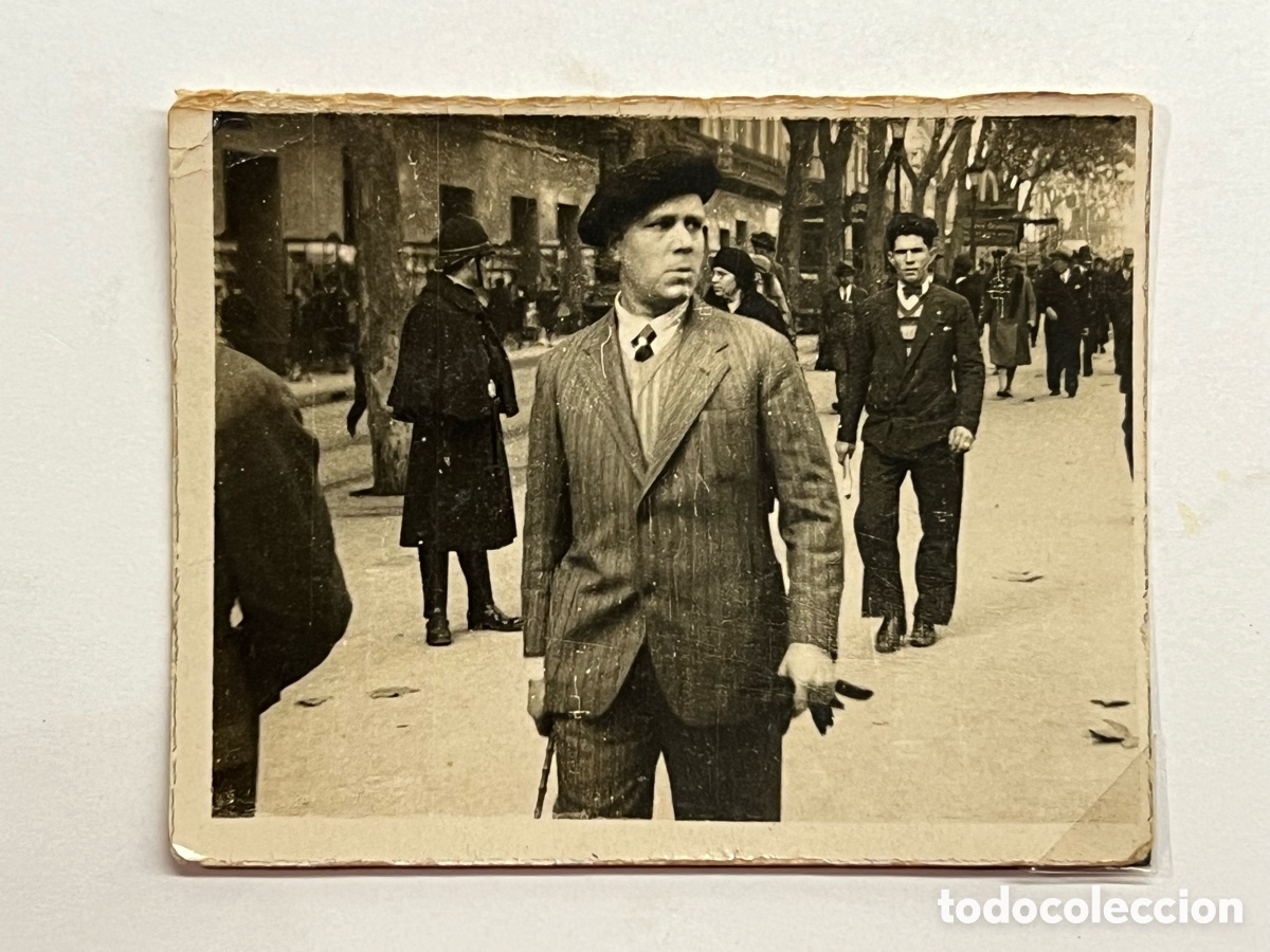 Fotograf&iacute;a antigua: MINUTEROS BARCELONA.. Fotograf&iacute;a Jos&eacute; Mar&iacute;a paseando por las Ramblas&hellip; (a.1930) Med&iacute;das: 5,5 x 7 cm.,