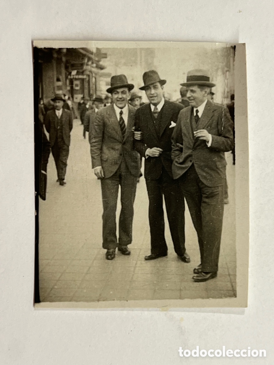 Fotograf&iacute;a antigua: MINUTEROS BARCELONA.. Fotograf&iacute;a Grupo de amigos paseando por Gracia &hellip; (a.1930)
