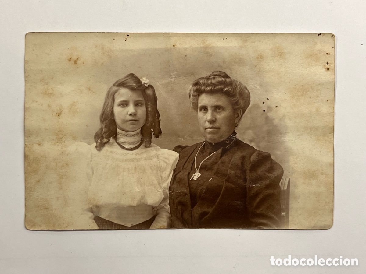 Fotograf&iacute;a antigua: FOTOGRAF&Iacute;A. Burgues&iacute;a Madrile&ntilde;a. Madre e hija (h.1910?) Med&iacute;das: 14 x 9 cm.