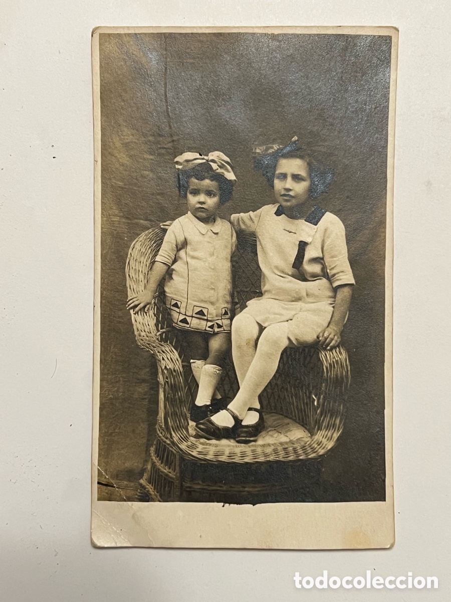 Fotograf&iacute;a antigua: NI&Ntilde;OS. fotograf&iacute;a antigua.. las Ni&ntilde;as de la Silla de Mimbre&hellip; (h.1920?) Med&iacute;das: 7,7 x 13 cm