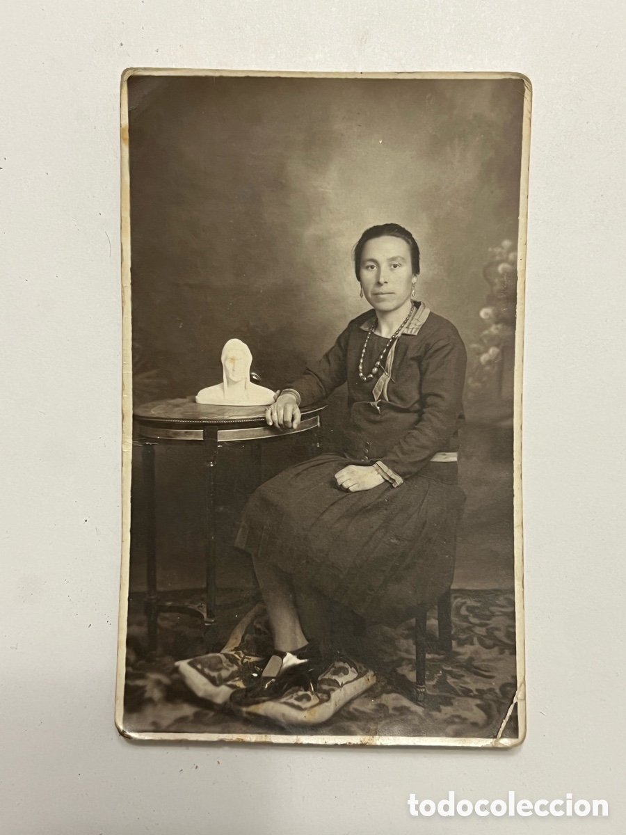 Fotograf&iacute;a antigua: VALENCIA. Fotograf&iacute;a de estudio.. Mujer sentada junto a un Busto.. (h.1910?)