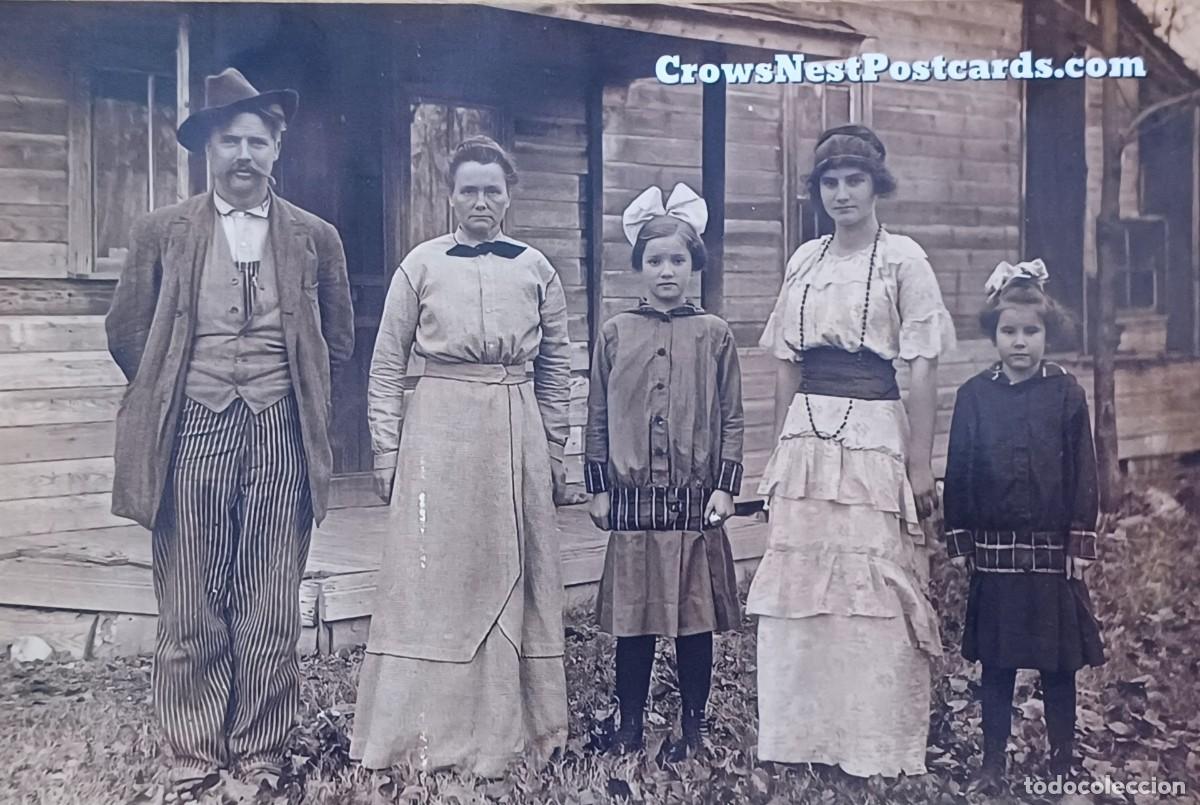 Fotograf&iacute;a antigua: Grupo de famila, Estados Unidos. Reproducci&oacute;n.