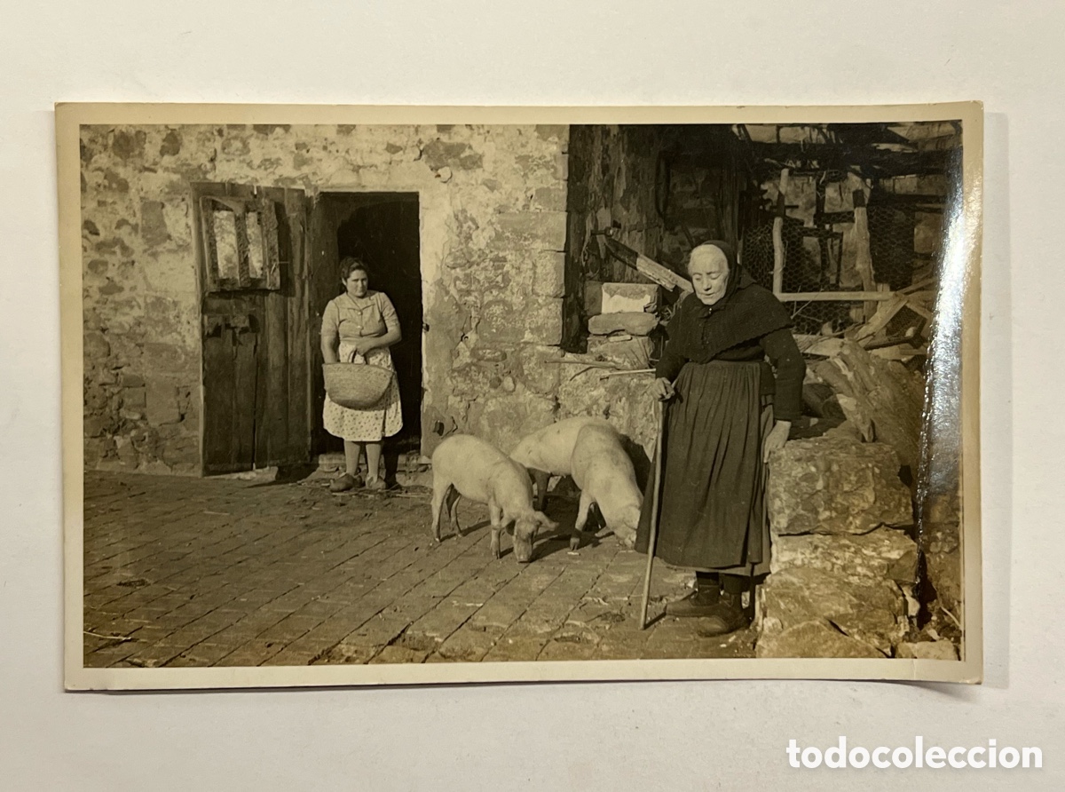 Fotograf&iacute;a antigua: OLOT (Girona) Fotograf&iacute;a Costumbrista.. Les Pageses d&rsquo;Olot&hellip;. (h.1940?) Med&iacute;das: 8,5 x 13,5 cm