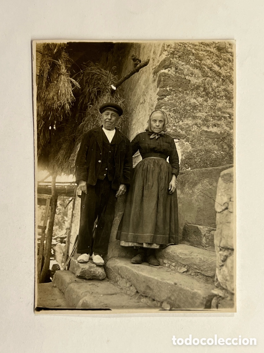 Fotograf&iacute;a antigua: OLOT (Girona) Fotograf&iacute;a Costumbrista.. Els Pagesos d&rsquo;Olot&hellip;. (h.1940?) Med&iacute;das: 8,5 x 11,5 cm.