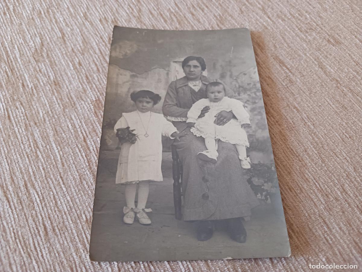 Fotograf&iacute;a antigua: fotografia madre con dos hijas