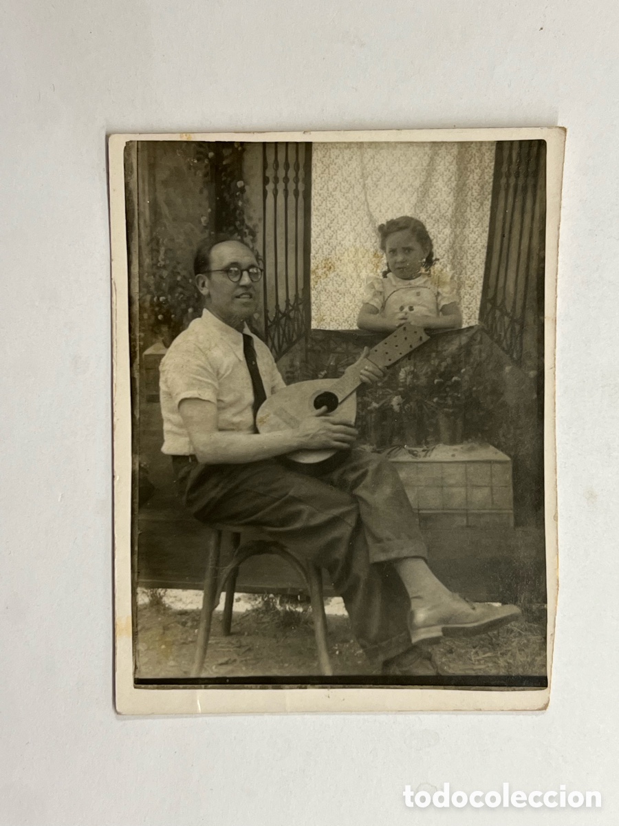 Fotograf&iacute;a antigua: MINUTEROS. El Se&ntilde;or de la Bandurria que le cantaba canciones a su ni&ntilde;a.. (h.1945?)