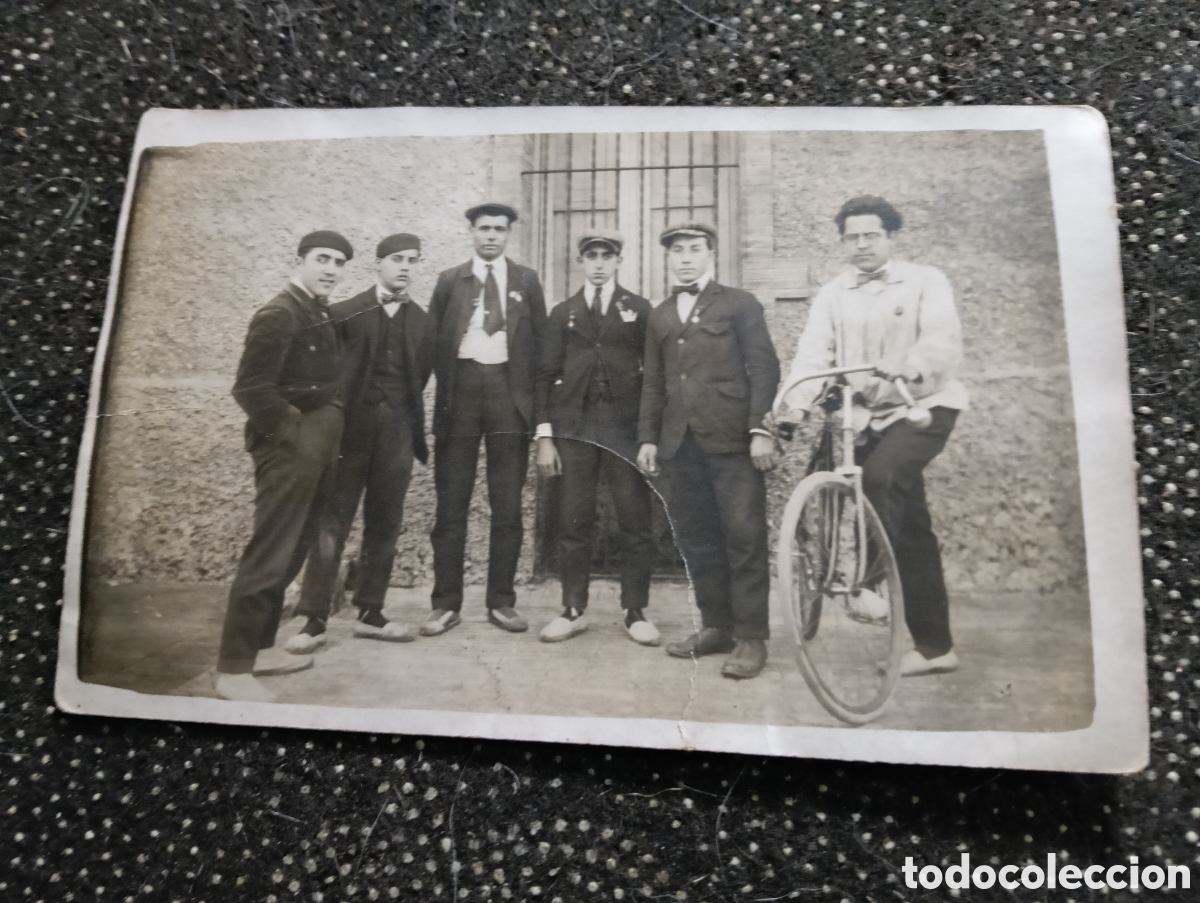 Fotograf&iacute;a antigua: Fotograf&iacute;a de los a&ntilde;os 20, seis amigos, uno con bicicleta, un poco doblada, tama&ntilde;o postal